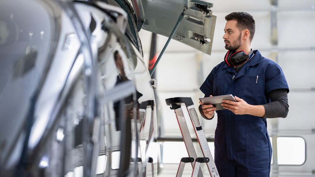 male-aero-engineer-with-clipboard-checking-helicopter - web_size_crop_jpg